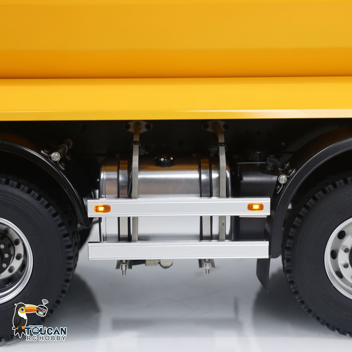 1/14 8x8 Hydraulic RC Dump Truck Metal Remote Control Tipper Car Assembled and Painted Sound Light 67x18.5x25cm